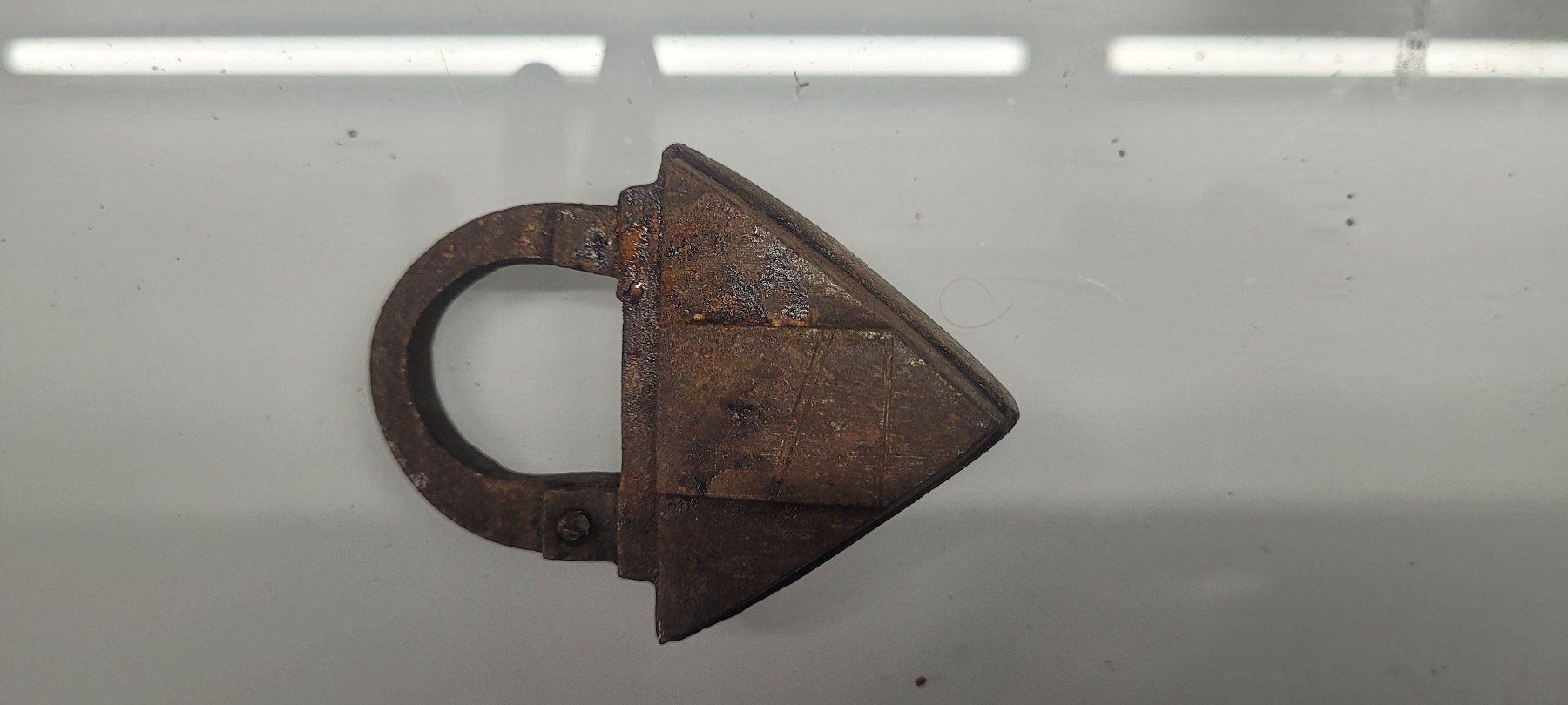 Schlösser: Antikes Vorhängeschloss – Gebraucht aus Thun von Nzybi