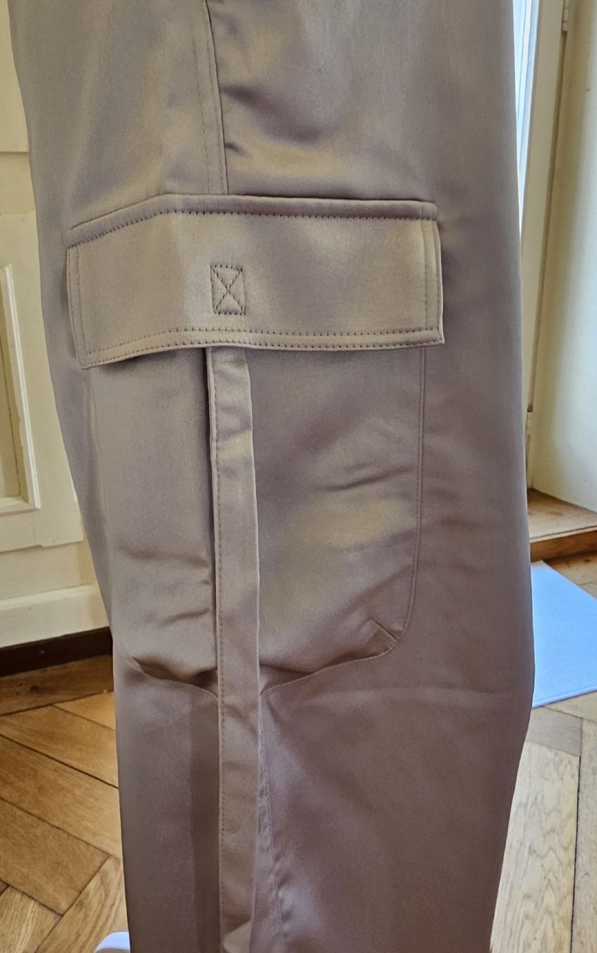 Bershka Pantaloni: Satin Hose Bershka, hellgrau, Gr. M – Nuovo (secondo la descrizione) da Mitlödi venduto da sassi31 1
