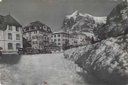 Grindelwald  -  Wetterhorn  mit  Oldtimern  vor  der  Post