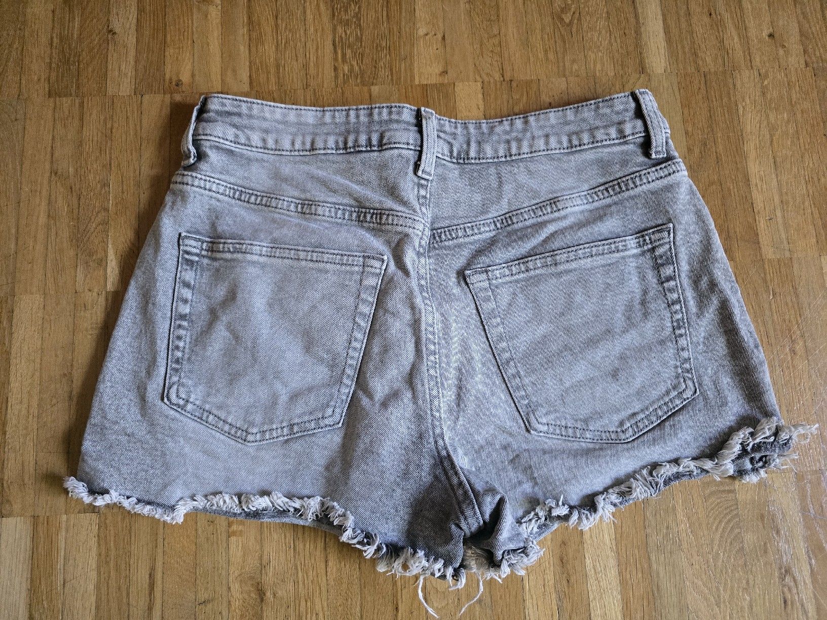 H&M Jeans: graue H&M Shorts in Gr. 36 – Usato da Dübendorf venduto da jep76 1