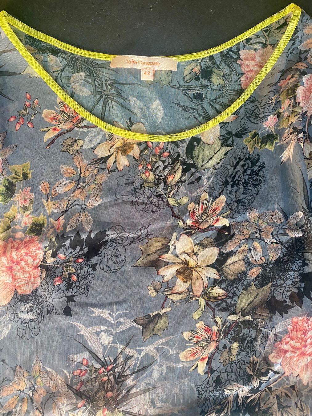 Top: Top grau mit Blumen 38-40 – Usato da Chur venduto da simhofstr 7