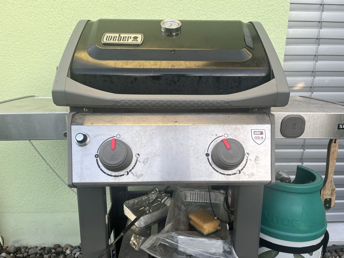 Grils: Weber E-210 with Gas and Cover  – D'occasion à Lufingen par cas_f5qg 1