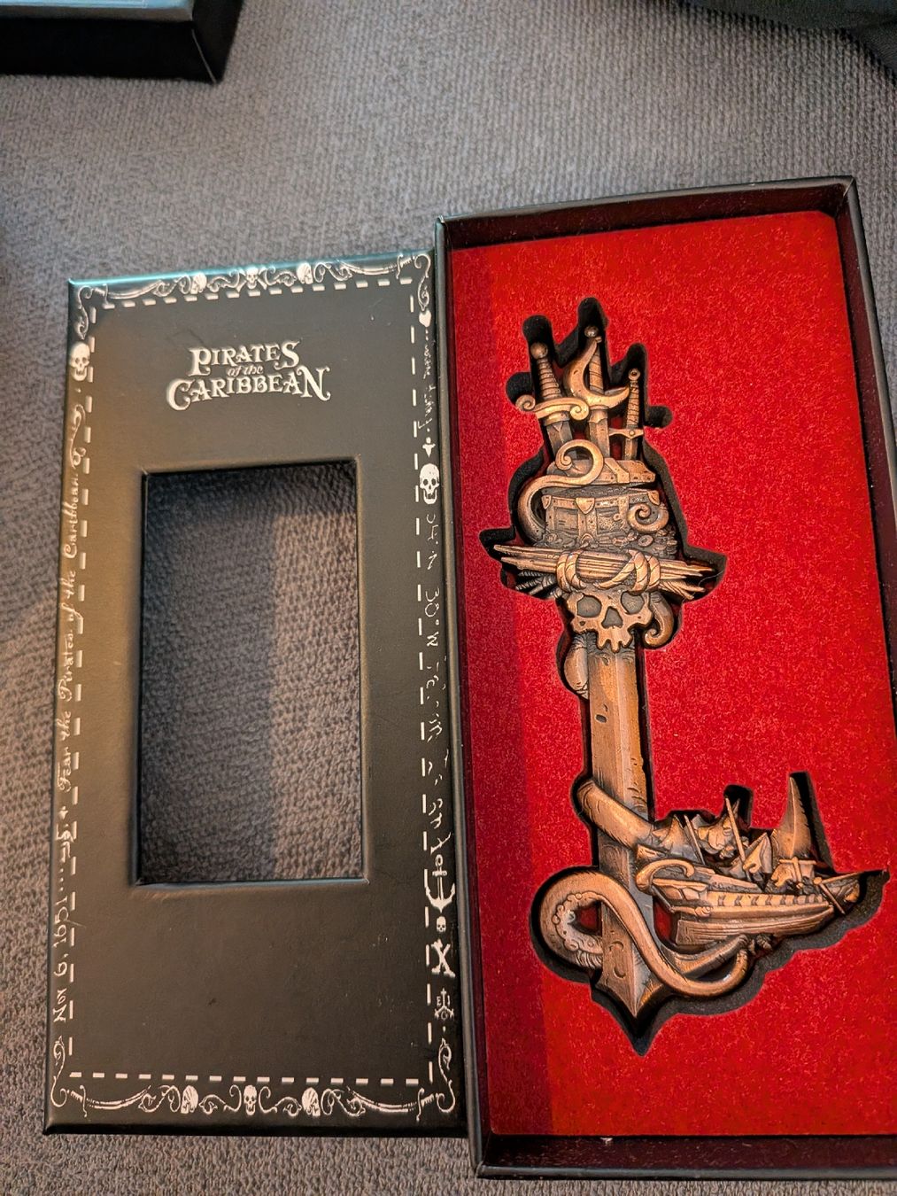 Disney Statuette: Disney clé de collection pirates – Nuovo e nell'imballaggio originale da Saxon venduto da 2005sylvester