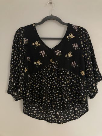 Hollister Bluse, Grösse M, schwarz mit Blumenmuster🌸🌼 Neu!