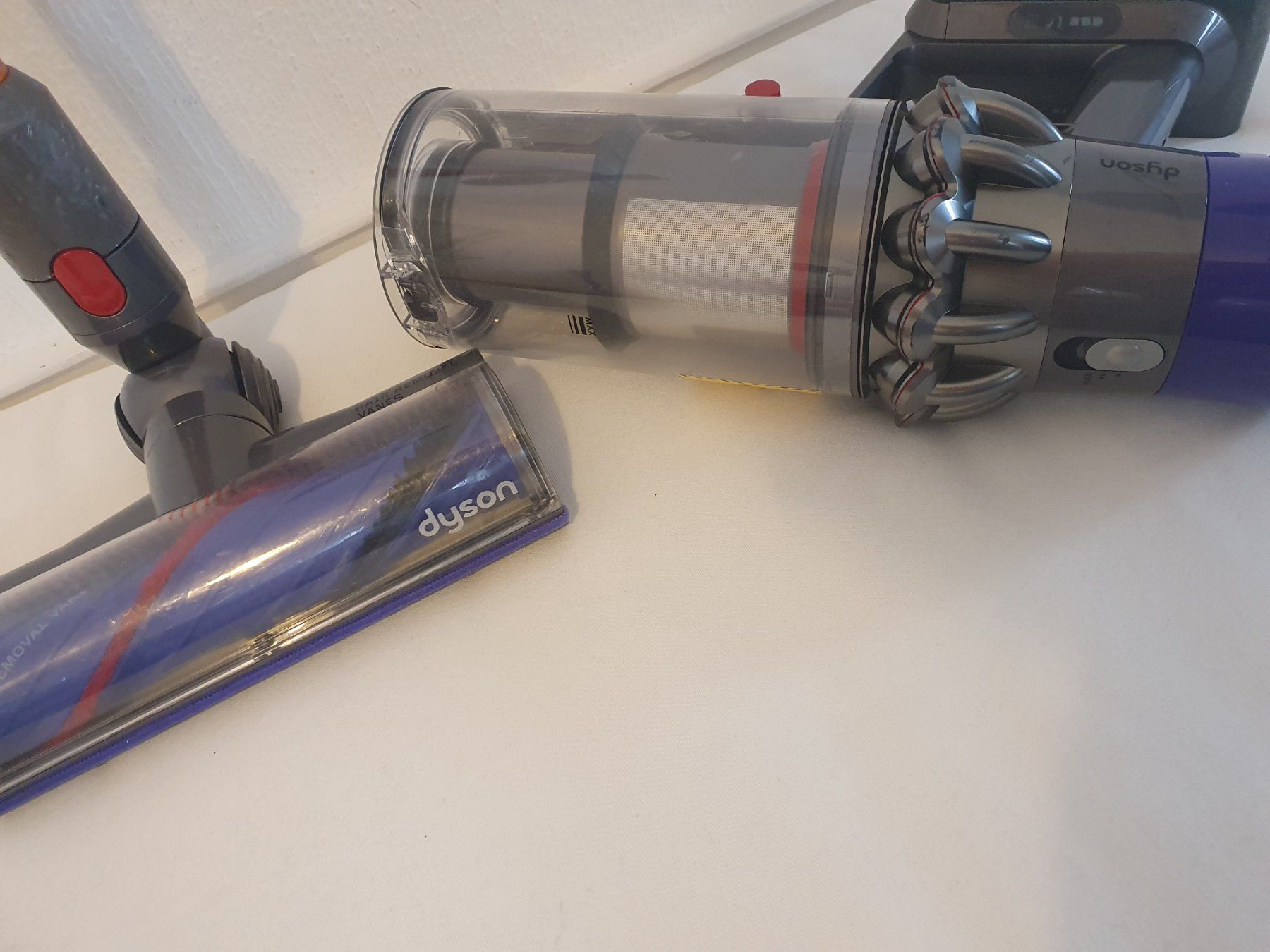 Dyson Aspirapolveri & Accessori: Dyson V10 avec accessoires d'occasion – Usato da Lausanne venduto da Af2016 4