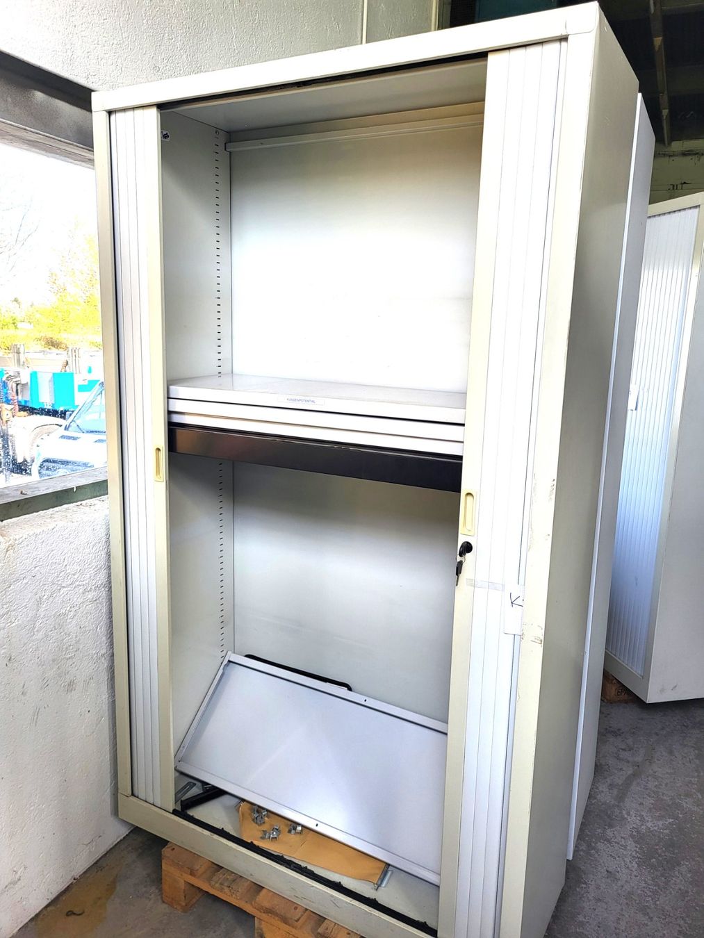 Armadi: Rolladen-Stahlschrank abschliessbar – Usato da Diessenhofen venduto da Osio 1
