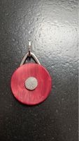 Pendentif rond rouge avec détails strass neuf