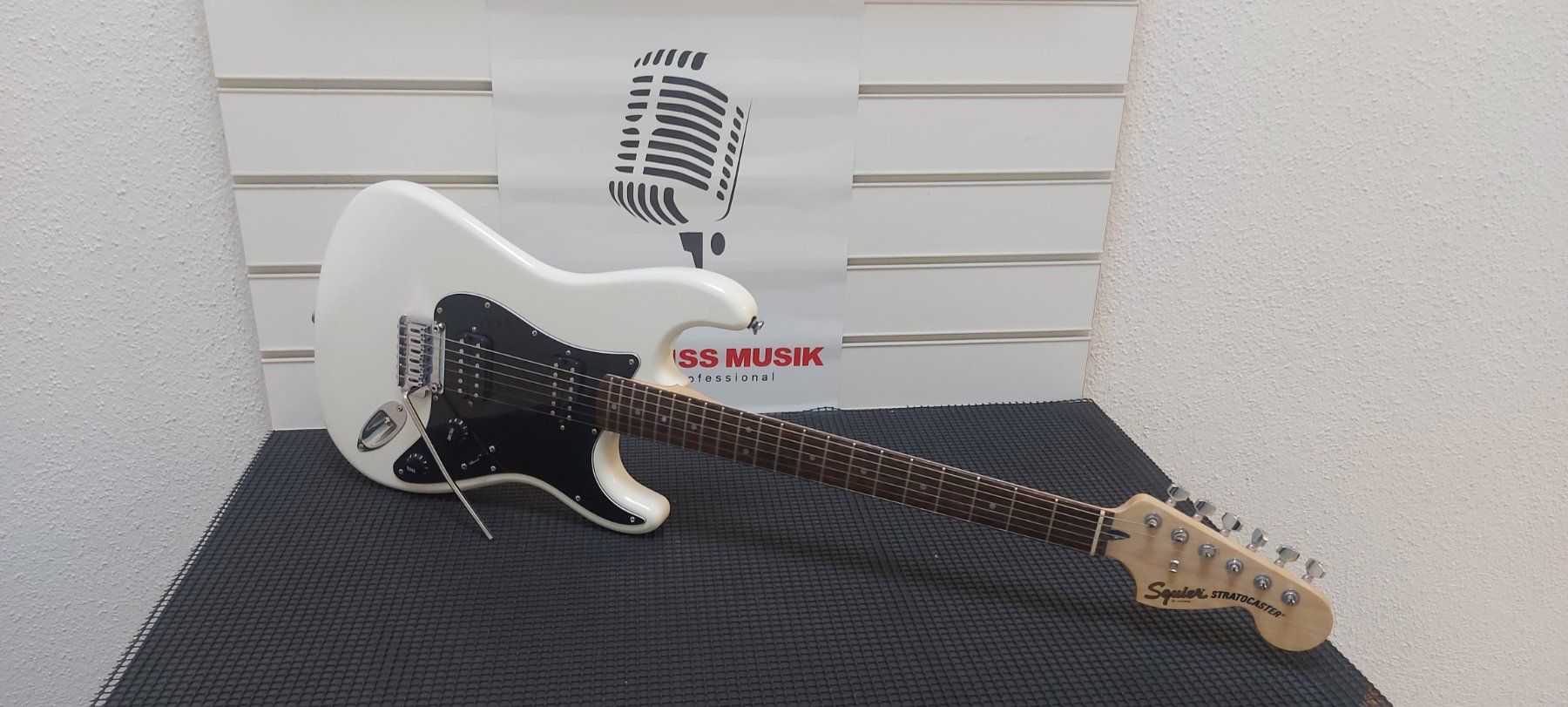 Squier Strumenti musicali: Fender Squier Stratocaster e-gitarre frisch ab service – Usato da Glattbrugg venduto da Swissmusik