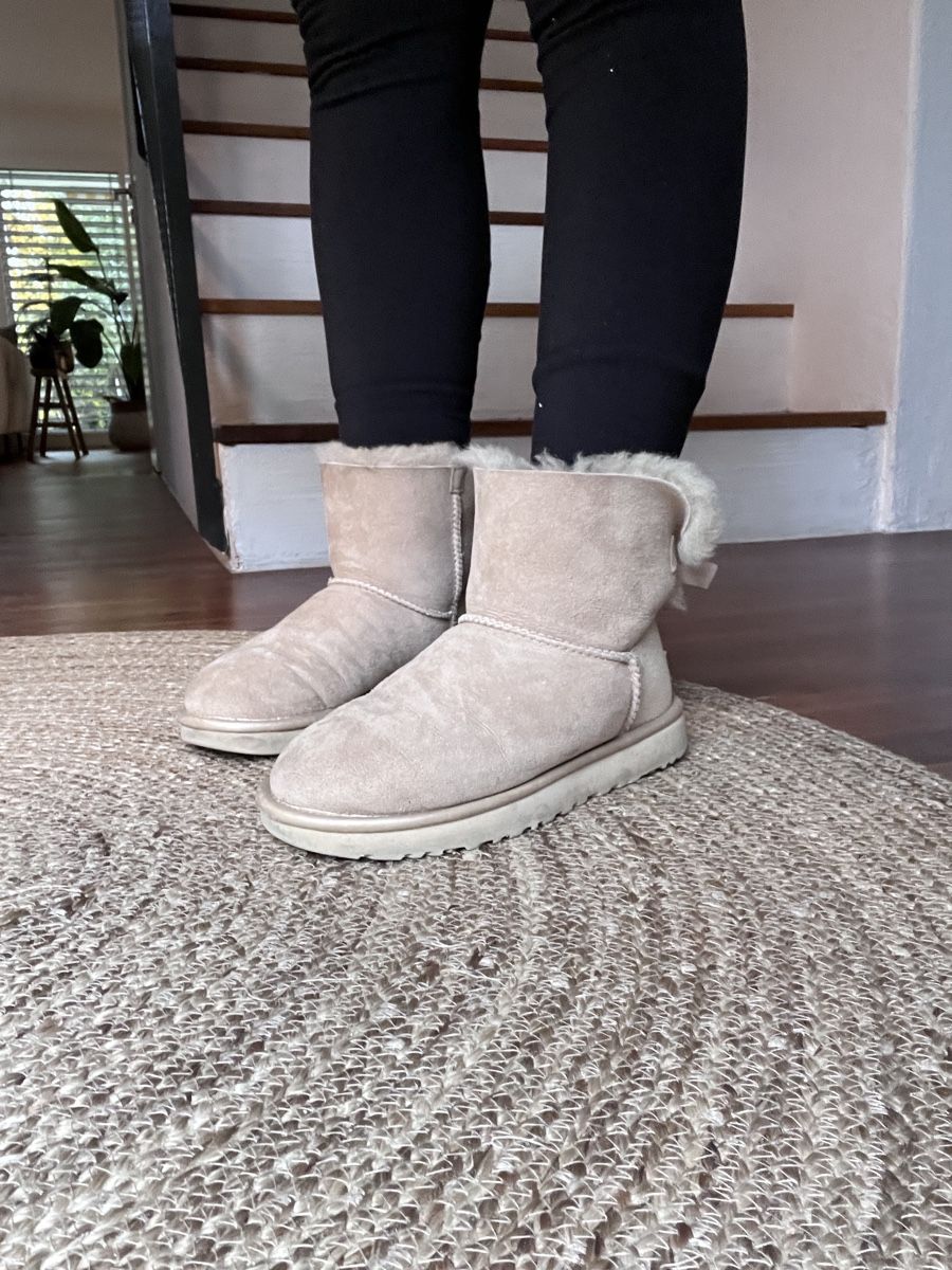 Ugg Damenschuhe: UGG Boots mini Bow Gr.38 – Gebraucht aus Auslikon von Jsa0 2