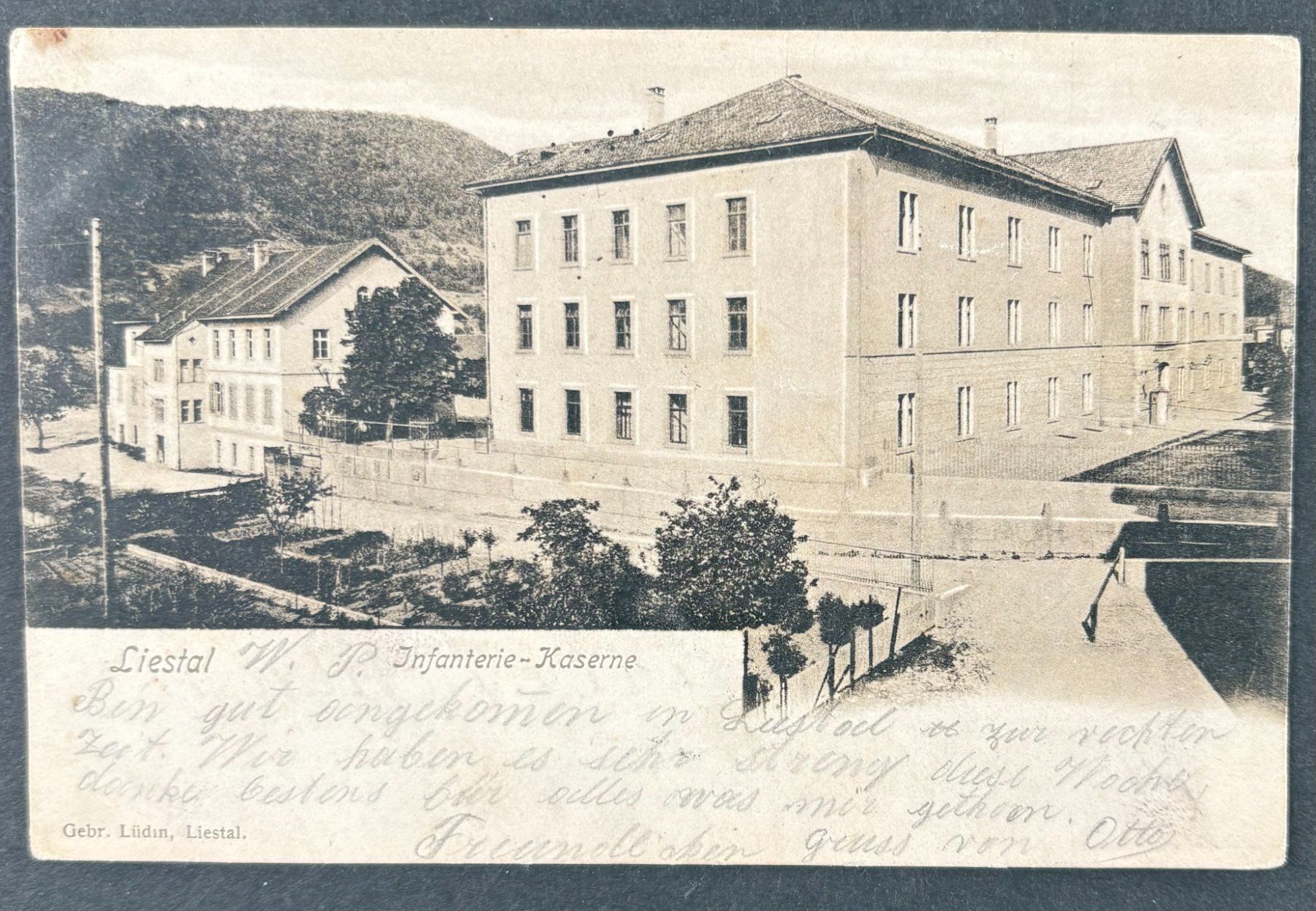 Cartoline postali: ANSICHTSKARTE SCHWEIZER ARMEE 1902 LIESTAL INFANTIE KASERNE – Usato da Ostermundigen venduto da Heavenmaus75