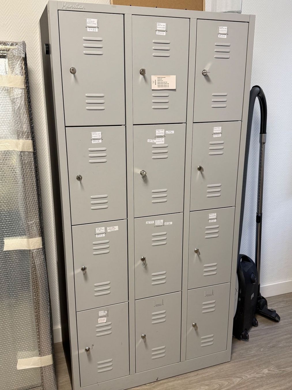 Schränke: Armoire casier industriel – Gebraucht aus Crissier von eve_x8bc