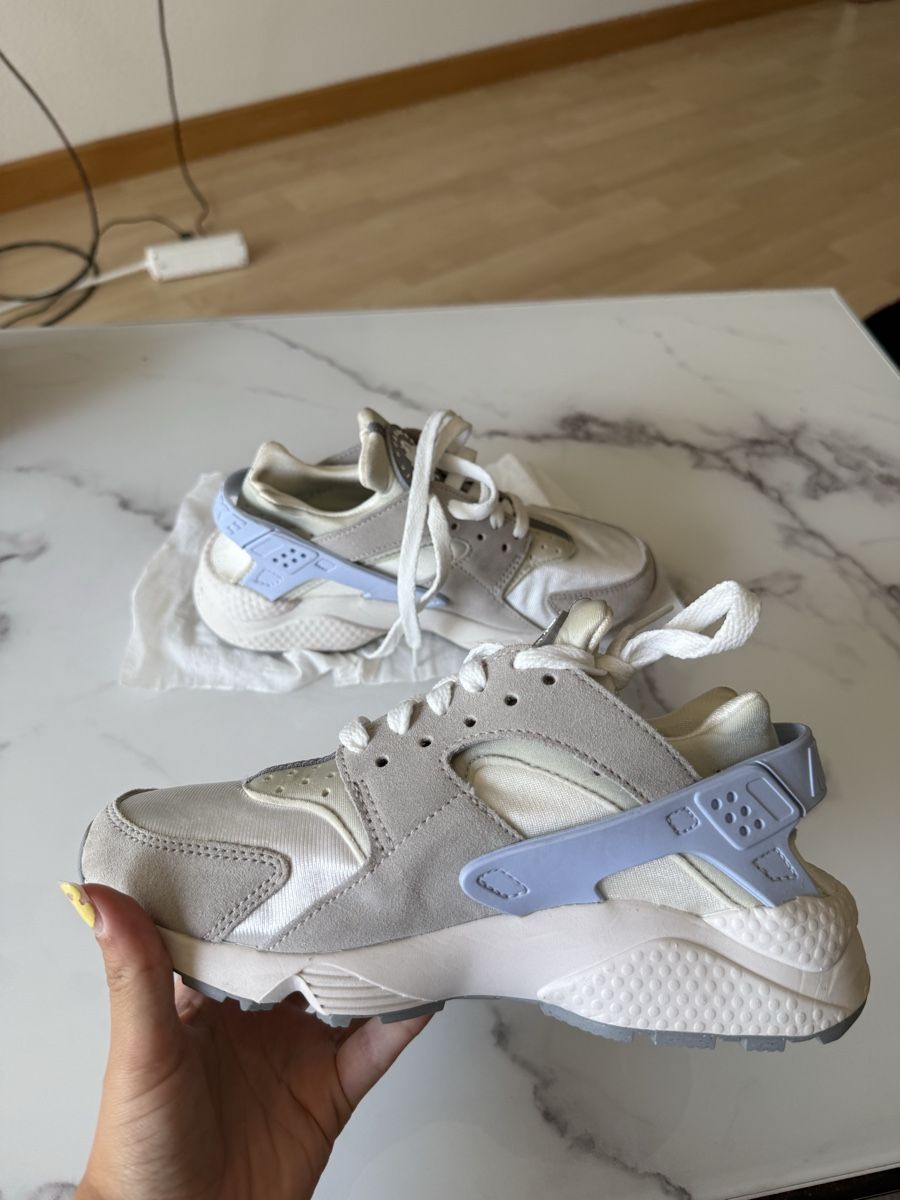 Nike Chaussures femmes: Nike Huarache Größe 36 – Neuf (Voir description) à Basel par naz_8h6m 2
