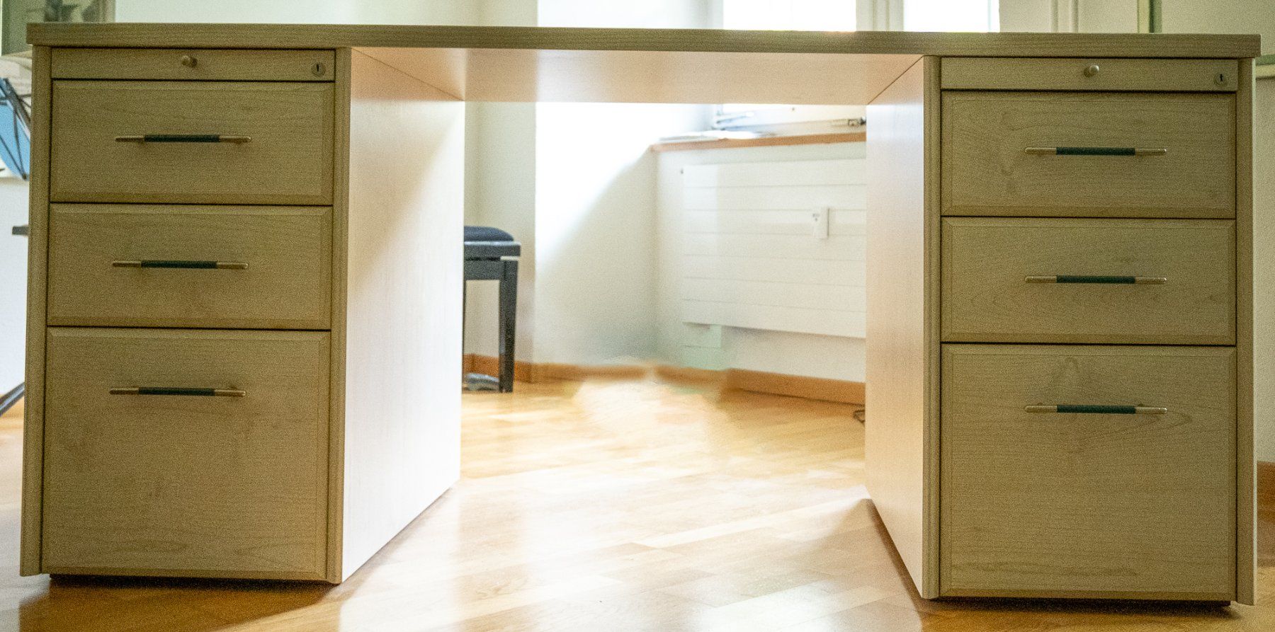 Scrivanie: Bürotisch mir 2 verschliessbaren Korpusse – Usato da Winterthur venduto da Pantoffelkino