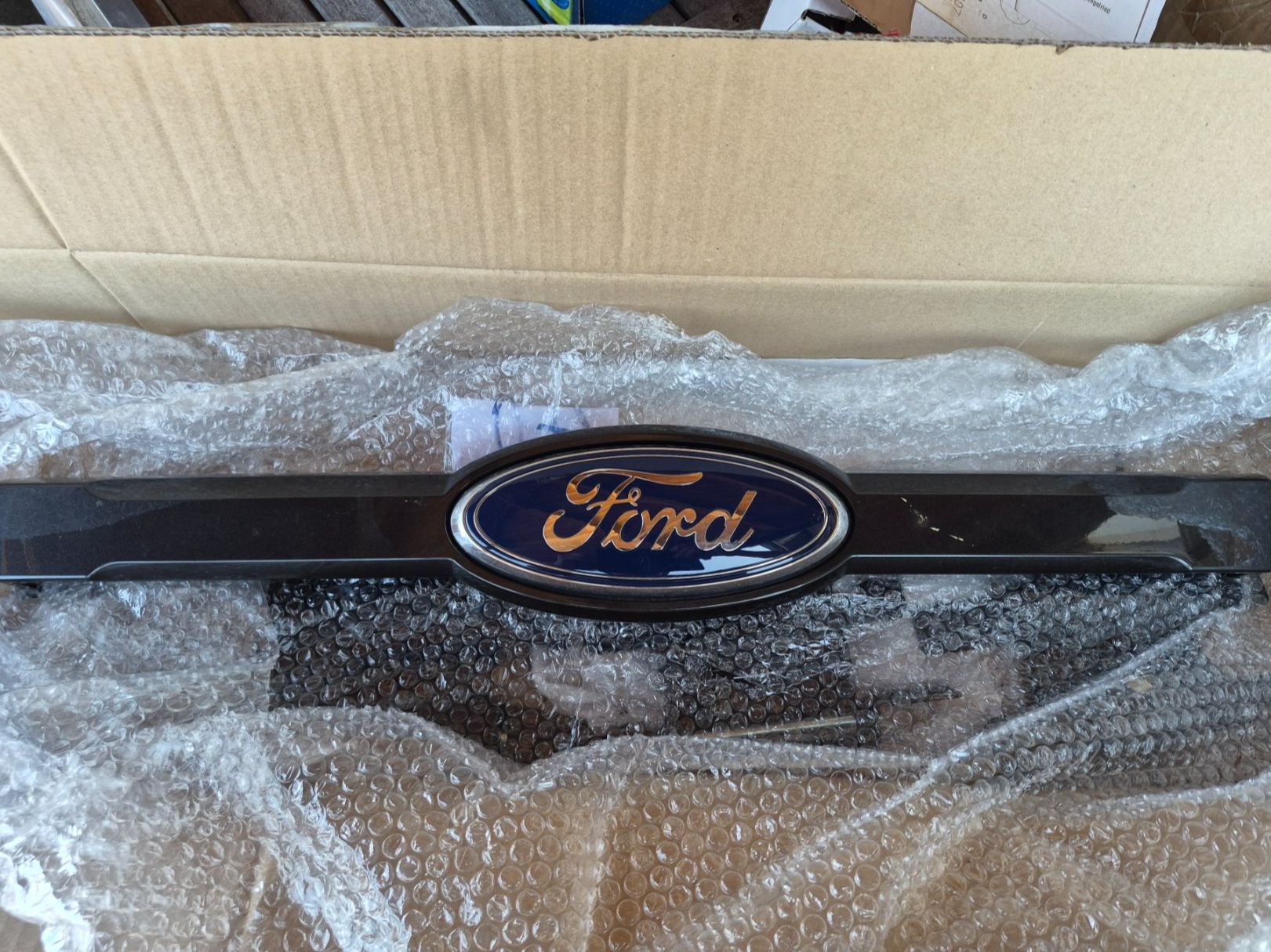 Tutti i ricambio: Ford Ranger T7 Frontgrill – Usato da Rosshäusern venduto da JD6030