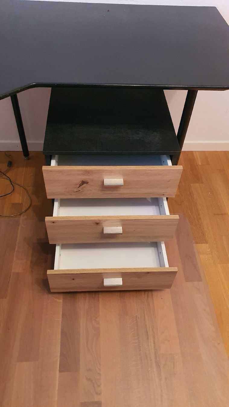 Schreibtische: Eckschreibtisch schwarz mit Rollcontainer gebraucht – Gebraucht aus Triengen von El-Fa 1