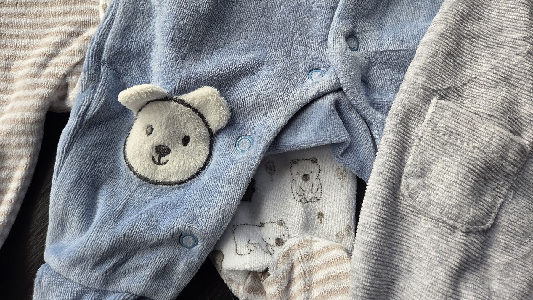 Kleiderpakete & -sets: 3er Set Baby Schlafanzüge, Grösse 50, unisex – Gebraucht aus Baar von nic-schwalbe 3