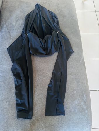 Foulard noir avec capuche et deux anneaux métallique