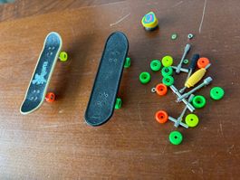 Konvolut Tech Deck Mini Skateboard 2 Boards und Zubehör