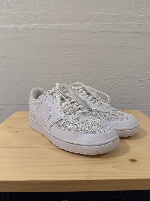 Nike Scarpe da donna: Nike Sneaker weiss/silber Gr. 37.5 – Usato da Altdorf UR venduto da taminavonholzen