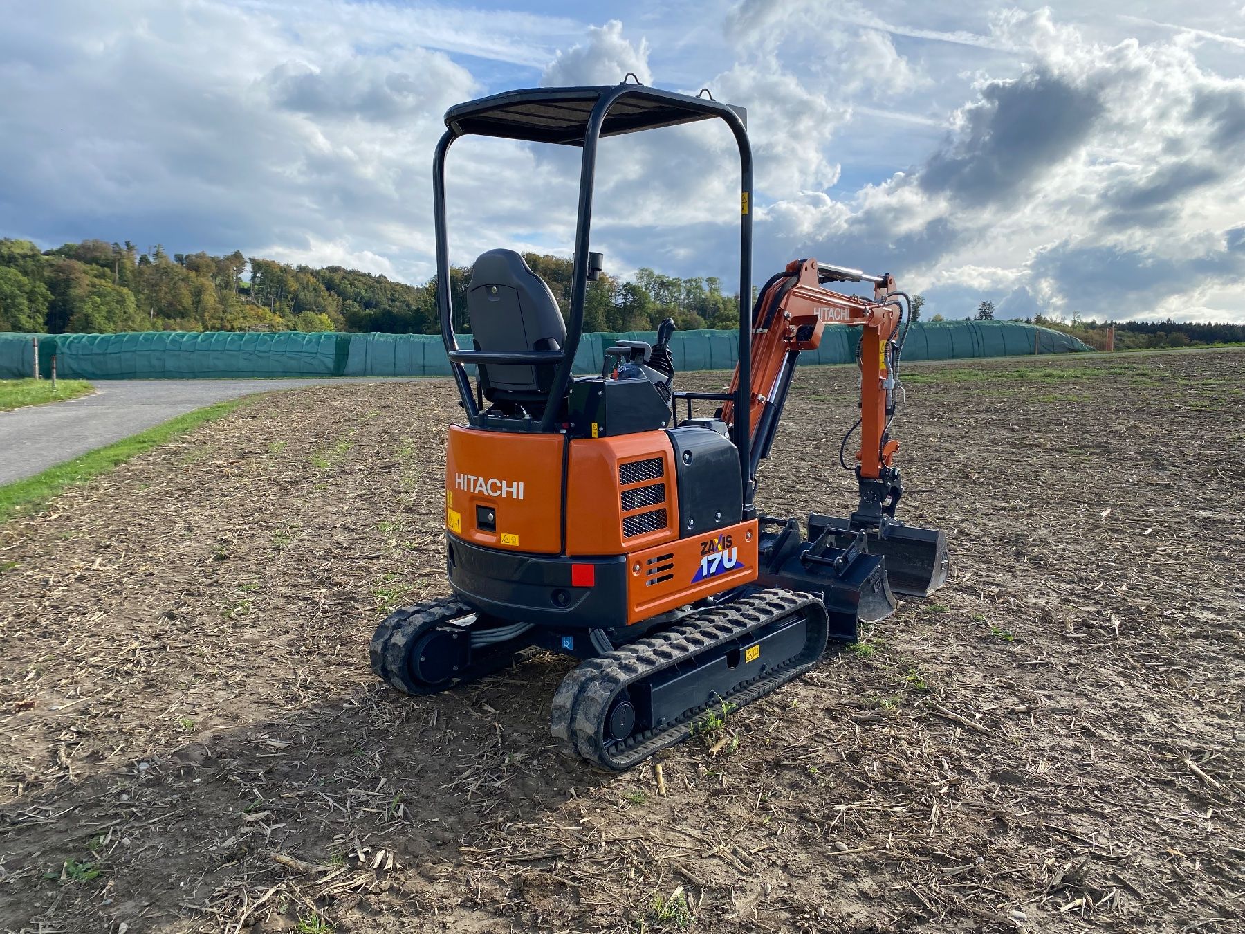 Hitachi Bagger: Bagger Hitachi ZX17U-6 – Gebraucht aus Courgevaux von  4