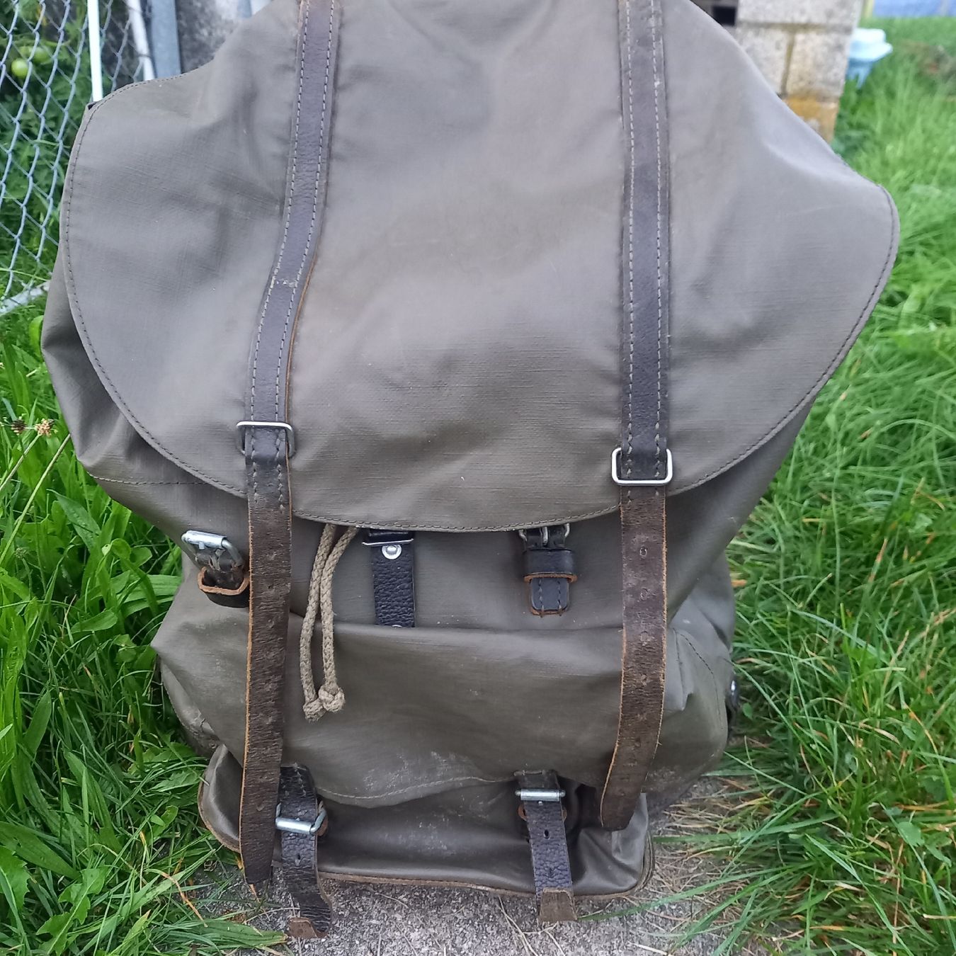Schweizer Armee Zaini: Schweizer Armee Rucksack, vintage, mit Lederboden – Usato da Galgenen venduto da Allerlei8854 2