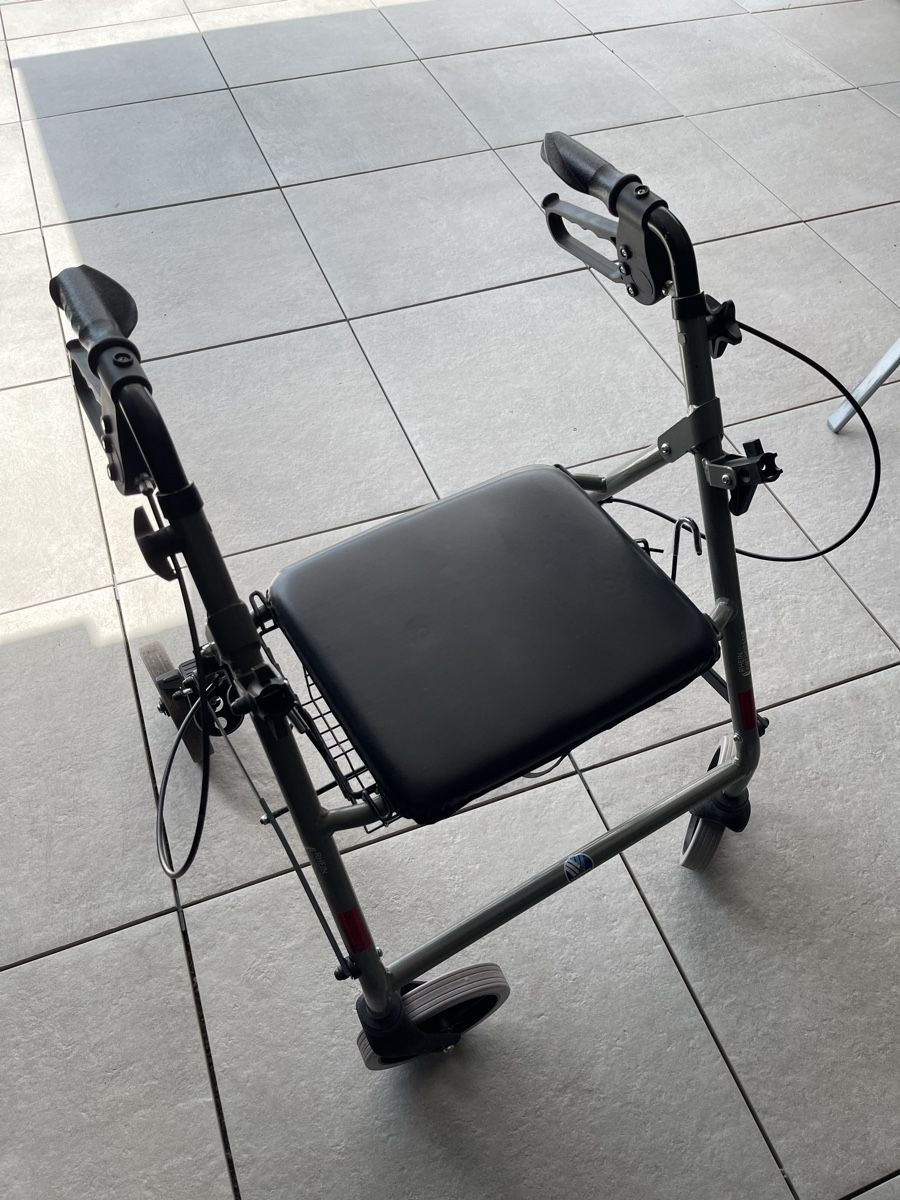 Ausili per la deambulazione: Rollator Eco- Light ll /Gehhilfe inkl 2 neuen Reserverädli – Nuovo (secondo la descrizione) da Zufikon venduto da lea050