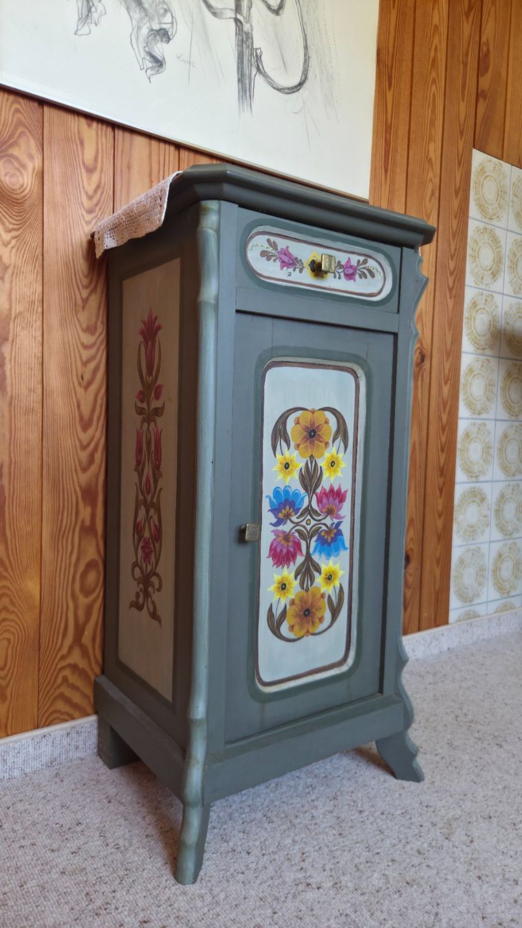 Armadi: Nachttisch bemalt mit Blumenmotiv – Usato da Zug venduto da Pat050