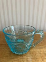 Ancienne tasse en verre bleu de la Cristallerie de Portieux