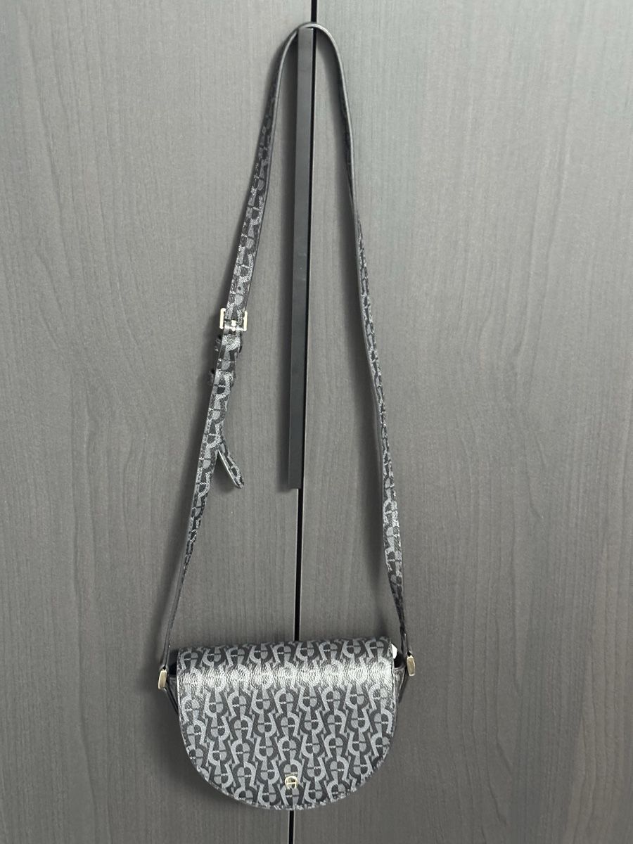 Aigner Borse da donna: Aigner Umhängetasche  /grau mit Logo-Muster, neu – Nuovo e nell'imballaggio originale da Wettswil venduto da haddy91 2