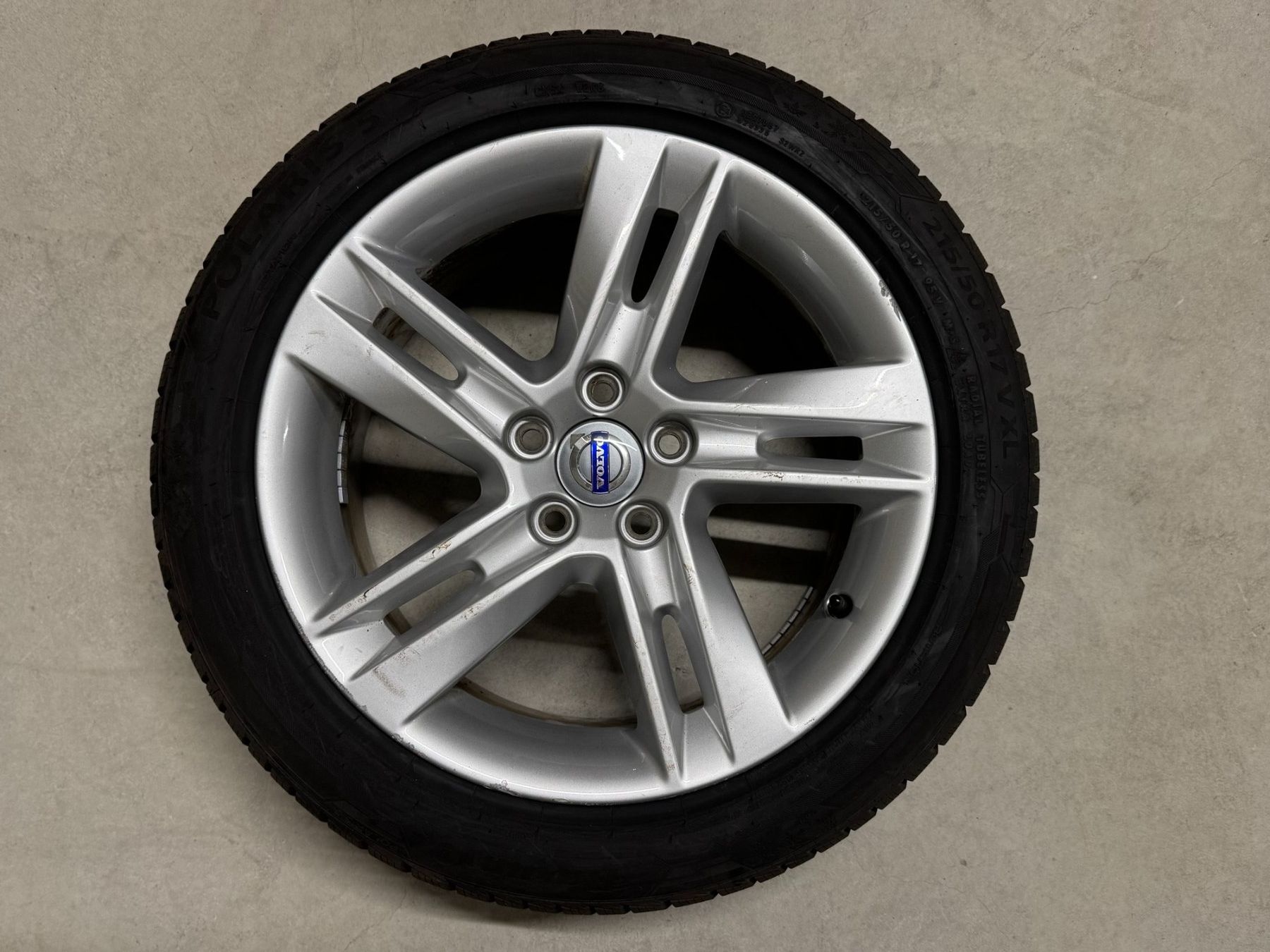Volvo Pneus & Roues: Volvo original Winterräder 17" – D'occasion à Amsoldingen par 242GT 3