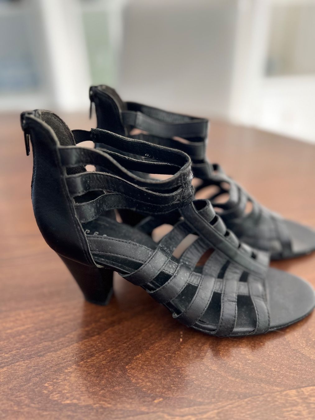 Chaussures femmes: Schwarze Sandalen, Gr. 36- Pesaro – D'occasion à Ebmatingen par Mistelu