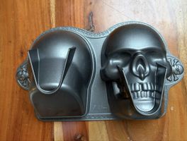 Backform Totenkopf Wilton Metall grau guter Zustand