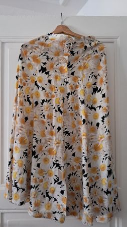 Rock mit Blumenmuster, guter Zustand