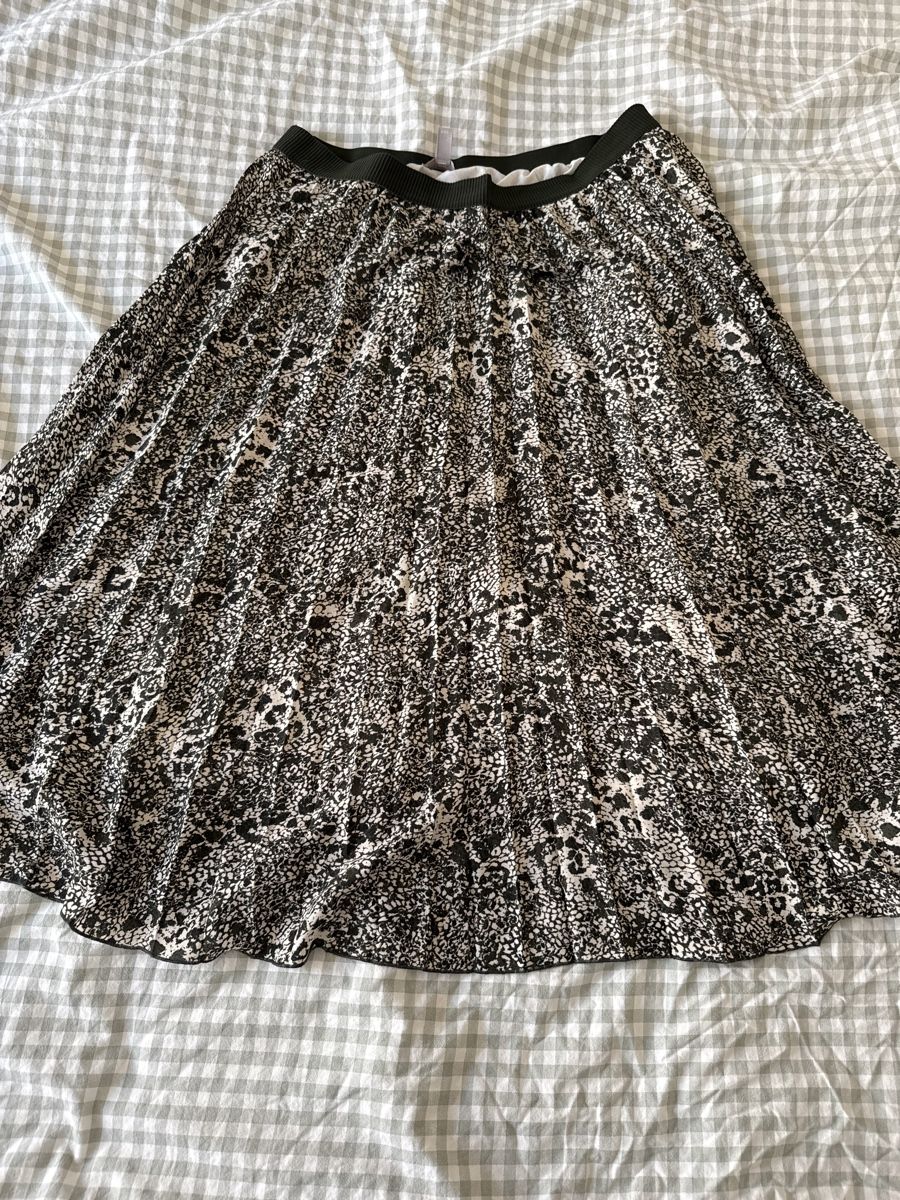 H&M Röcke: Chic Animal Print Pleated Skirt – Gebraucht aus Zürich von ove_nw5x