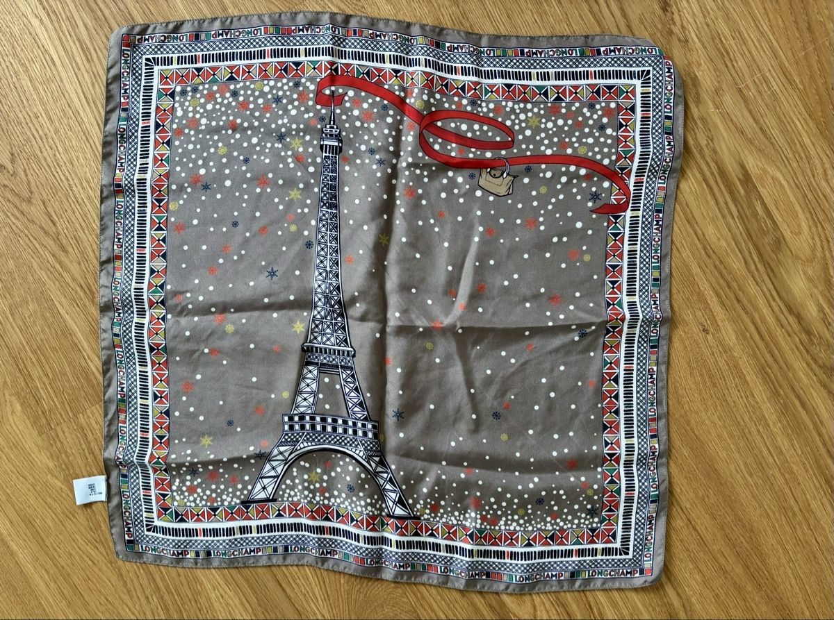 Longchamp Foulard & Sciarpe: Chic Longchamp Silk Scarf Paris Eiffel Tower Design – Usato da Zürich venduto da cha_jz8q