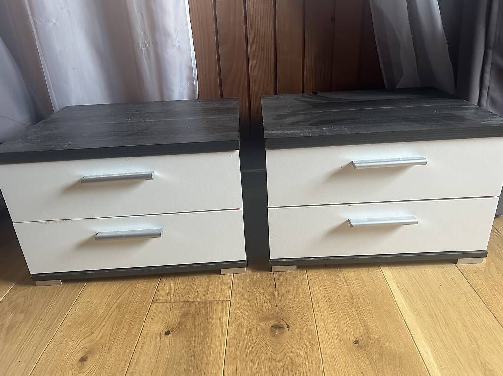 Nachttische: Paire de tables de nuit 2 tiroirs – Gebraucht aus Chapelle (Glâne) von ruf_w9fl