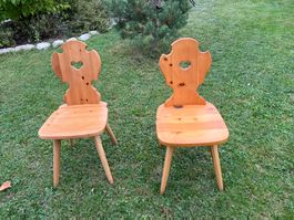 2 Bauernstühle aus Holz mit Herzmotiv gebraucht