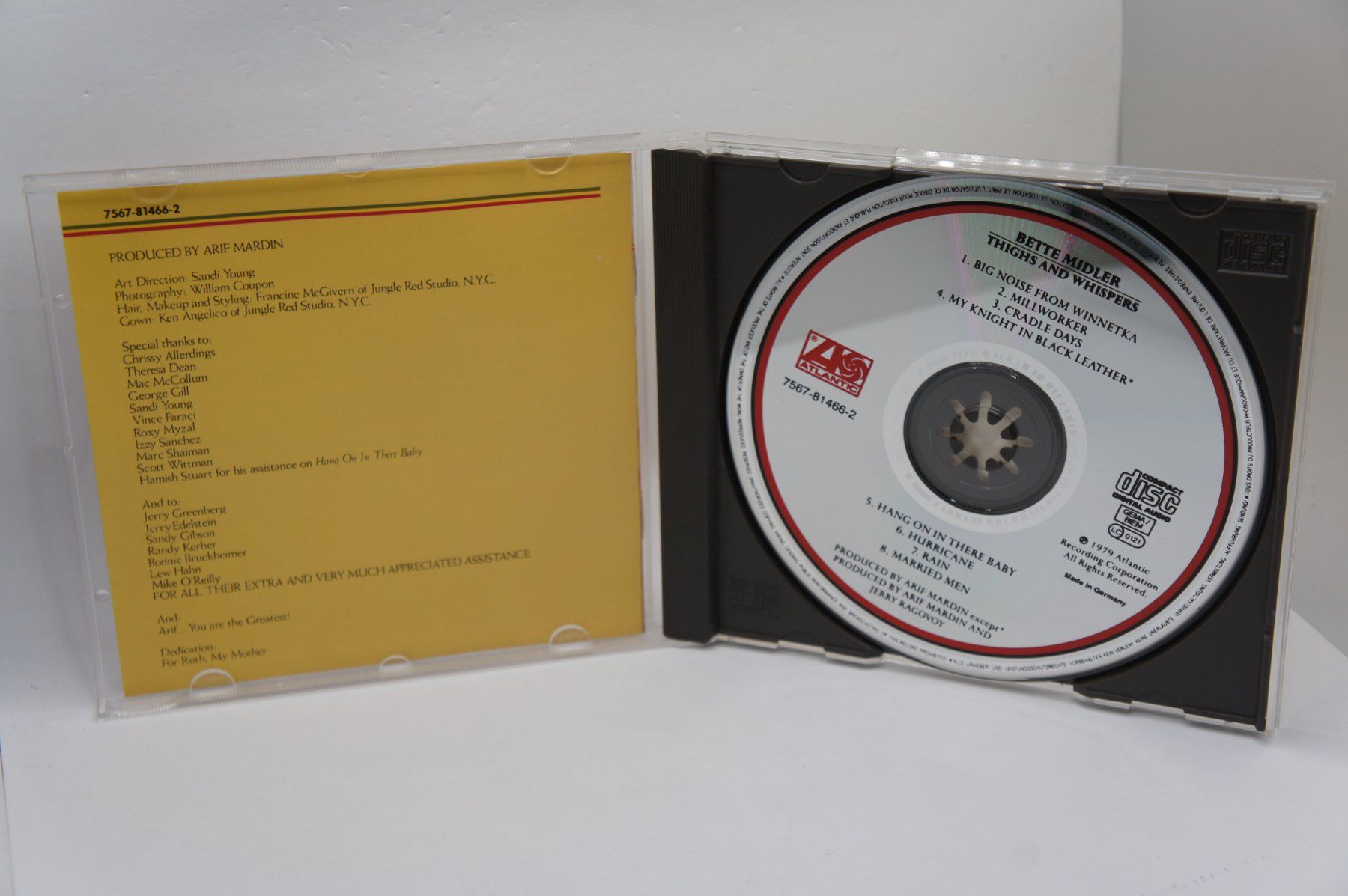 CDs: CD Bette Midler - Thighs And Whispers – Gebraucht aus Ernetschwil von luisvonerni 2