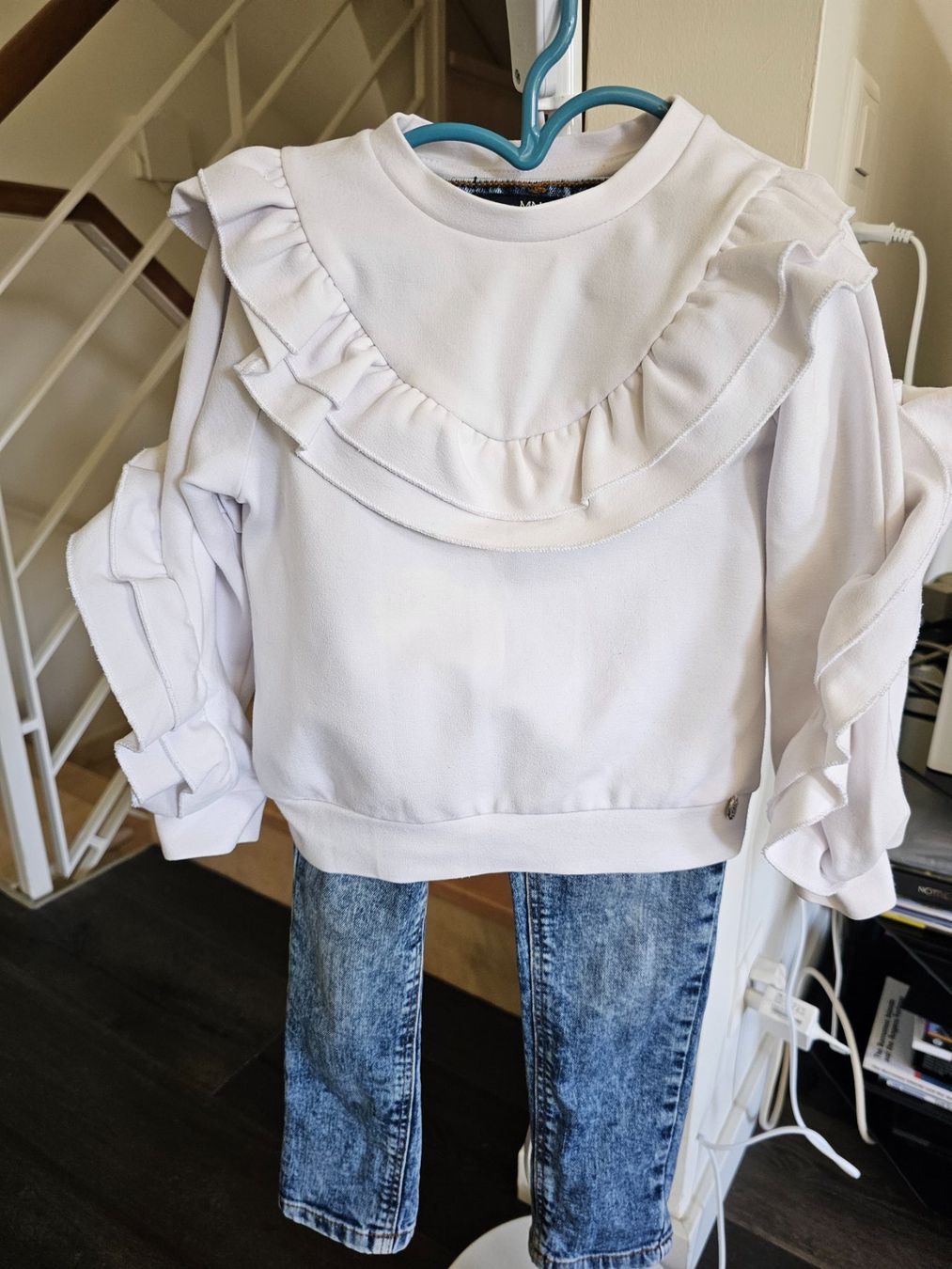 Mango Kleiderpakete & -sets: Tyess Sweathshirt, Mango Jeans – Neu (gemäss Beschreibung) aus Cologny von Selin34