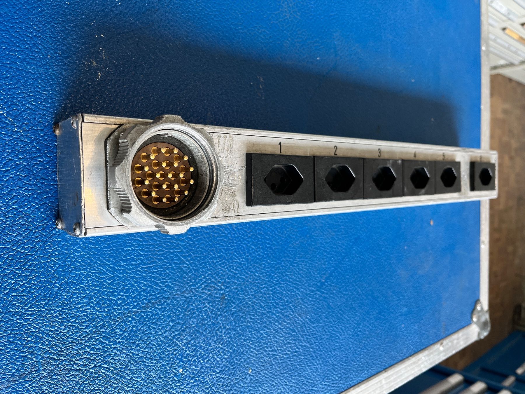Alimentazione elettrica: Socapex Verteilbox 6xT13 – Usato da Urtenen-Schönbühl venduto da nuancegmbh 1