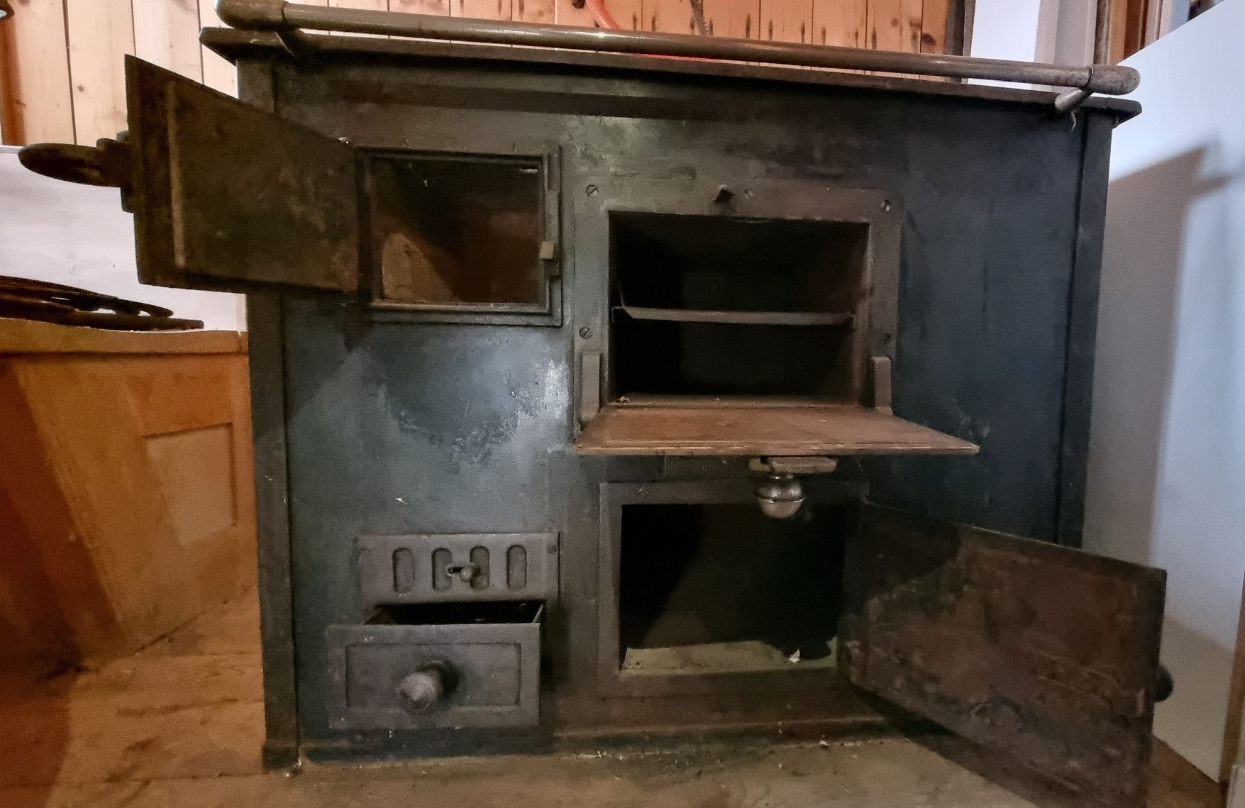 Altri mobili d'antiquariato: Antiker Holzkochherd – Usato da Adliswil venduto da Hortulano 3
