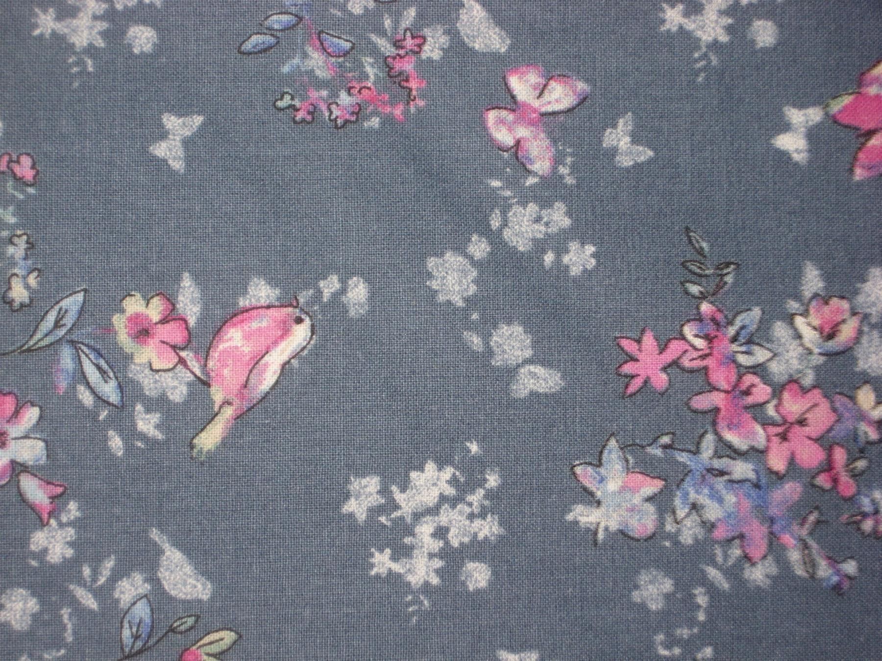 Tessuti: Baumwollstoff jeansblau Blüten und Vögeli – Nuovo e nell'imballaggio originale da Füllinsdorf venduto da Schlupp 1