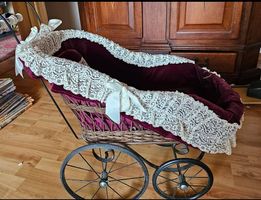 Antiker Puppenwagen mit Porzellanpuppe 