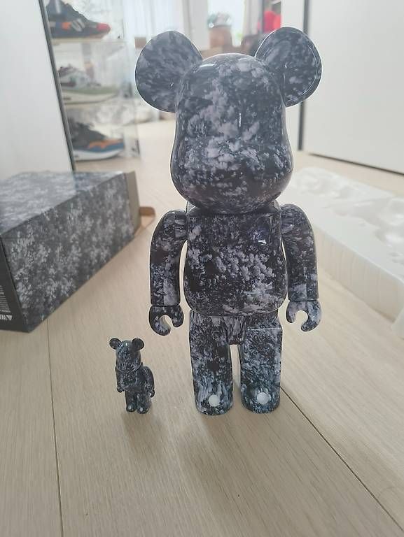 Figuren: Bearbrick Mika Ninagawa Yosakura 100% & 400% Set – Gebraucht aus Luzern von Pokepas