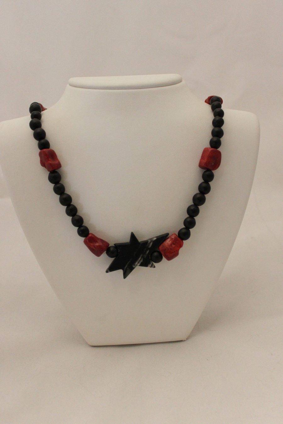 Colliers: Collier étoile – Neuf avec emballage d'origine à Marsens par fakia