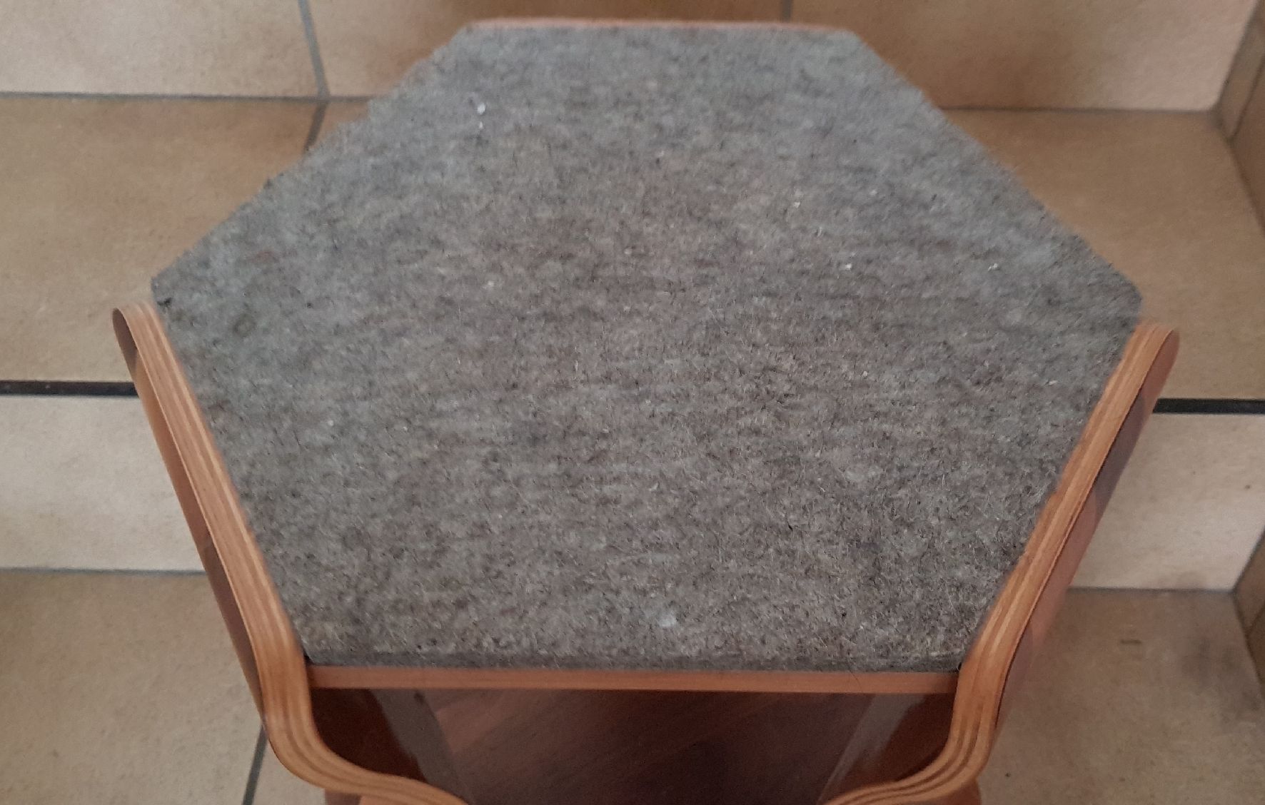 Pfister Sgabelli: Hocker Nussbaum Atelier Pfister stapelbar – Usato da Olten venduto da Yen6 2