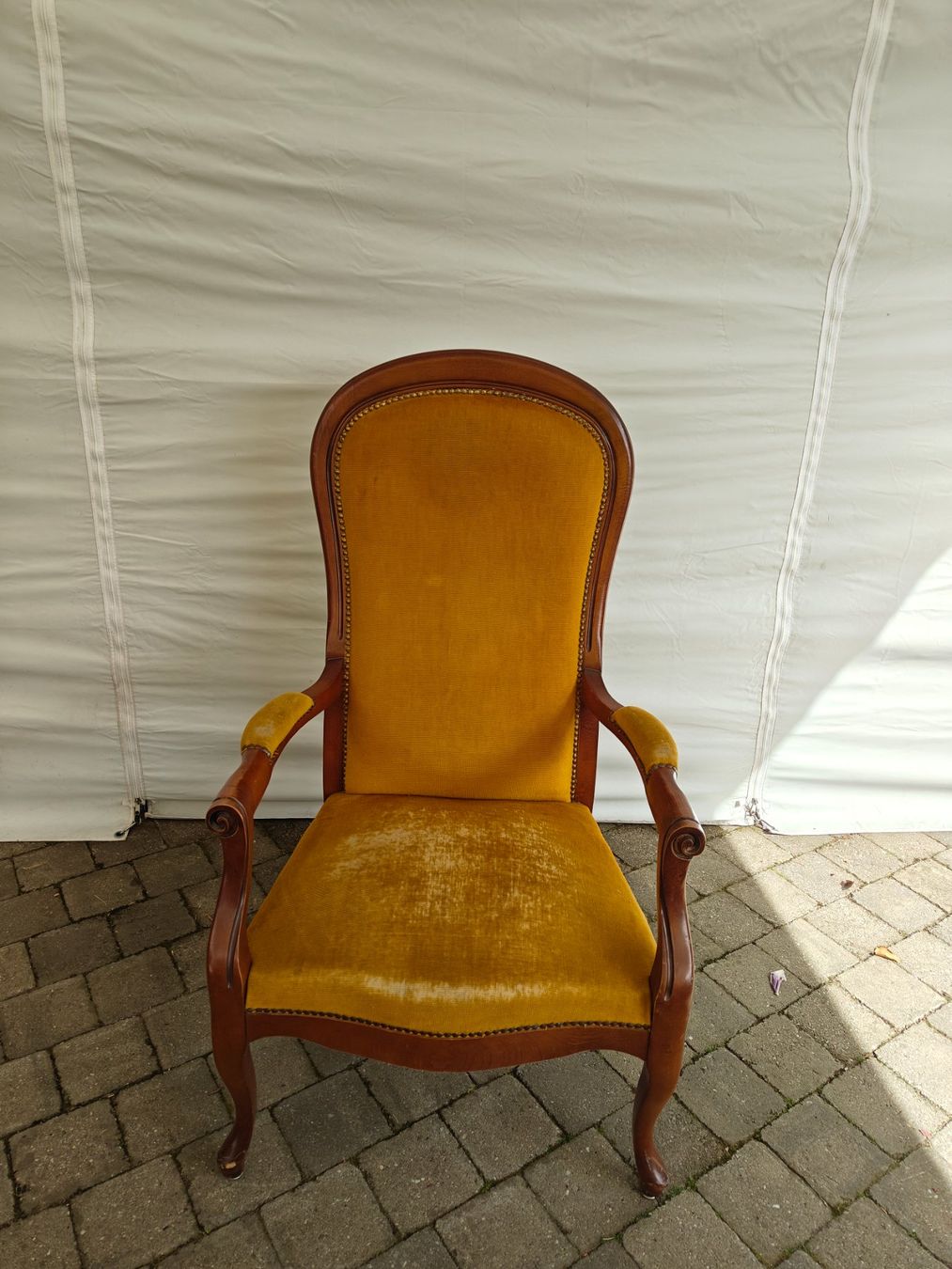 Poltrone: Antiker Sessel gelb – Usato da Luzern venduto da osw_952s 1