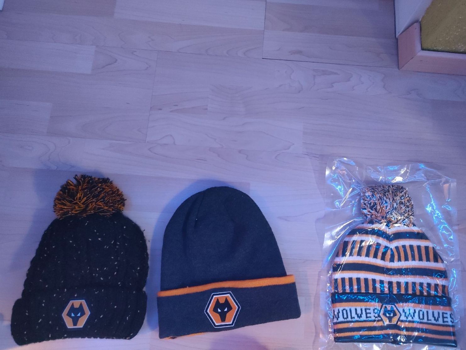 Copricapi, berretti & cappellini: 3 Fussballmützen Wolves – Nuovo (secondo la descrizione) da Feusisberg venduto da Whitefir