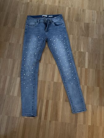 Jeans mit Perlen, hellblau, Gr M, Top Zustand!