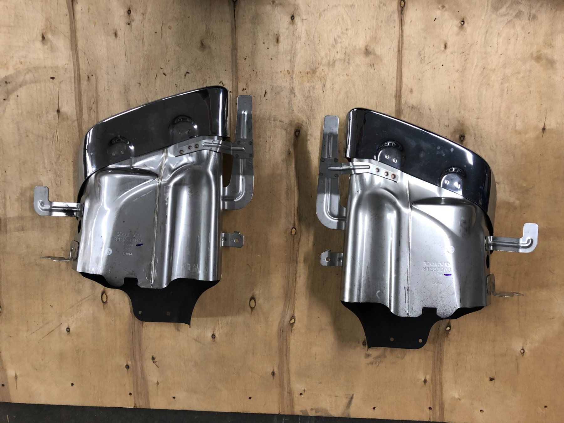 Volvo Tutti pezzi di ricambio auto: Auspuffblenden Original Volvo S90 V90 V90CC – Usato da Kriessern venduto da Laurastar05 1